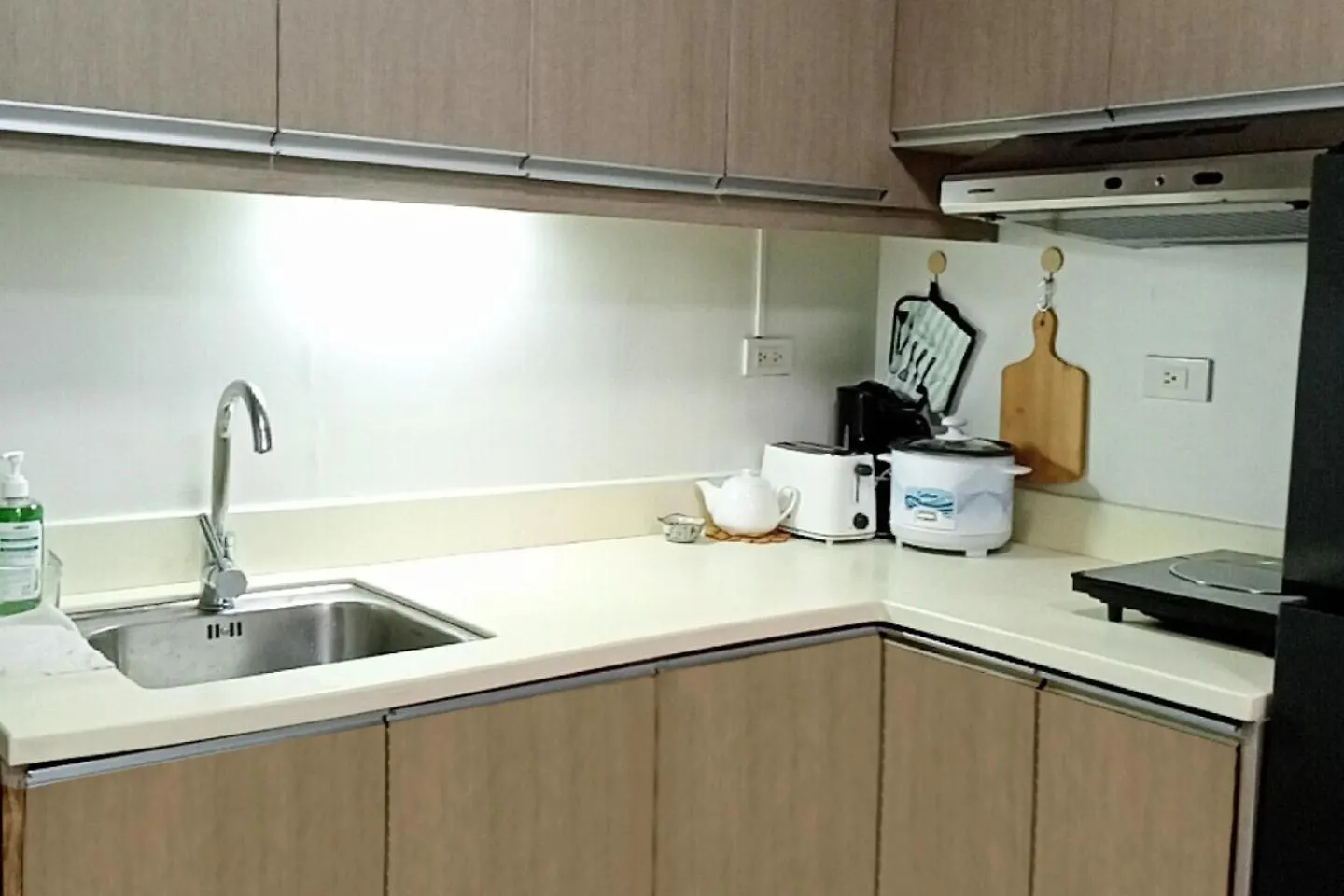Fully-Furnished Condo Accommodation In Makati Manila Apartment